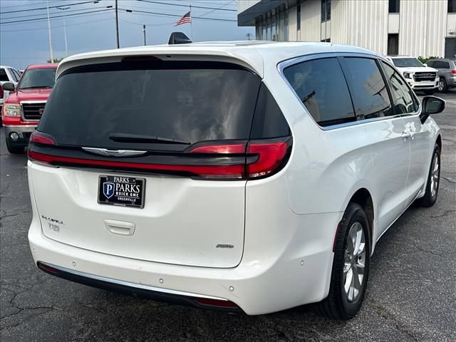 Used 2023 Chrysler Pacifica Touring-L AWD/4WD image 12