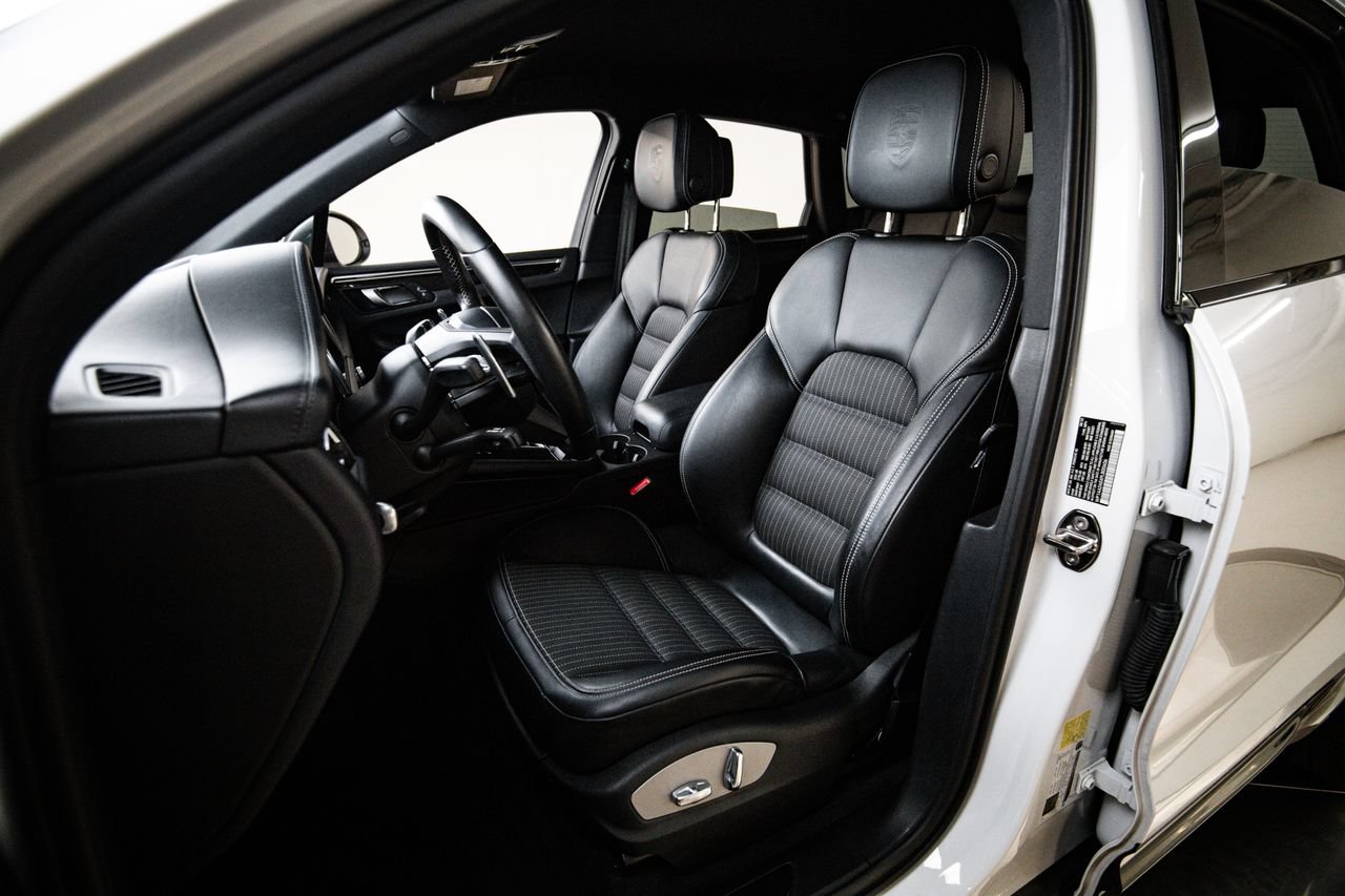 Certified 2023 Porsche Macan Turbo AWD/4WD image 5