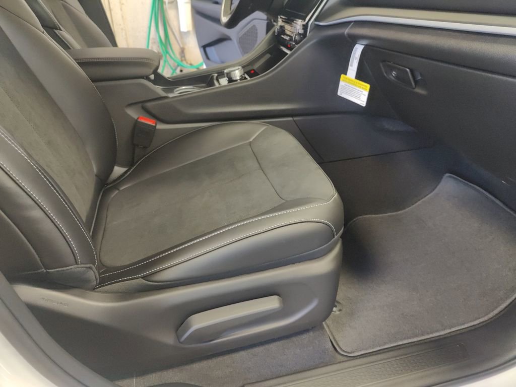 New 2025 Jeep Grand Cherokee Altitude image 33