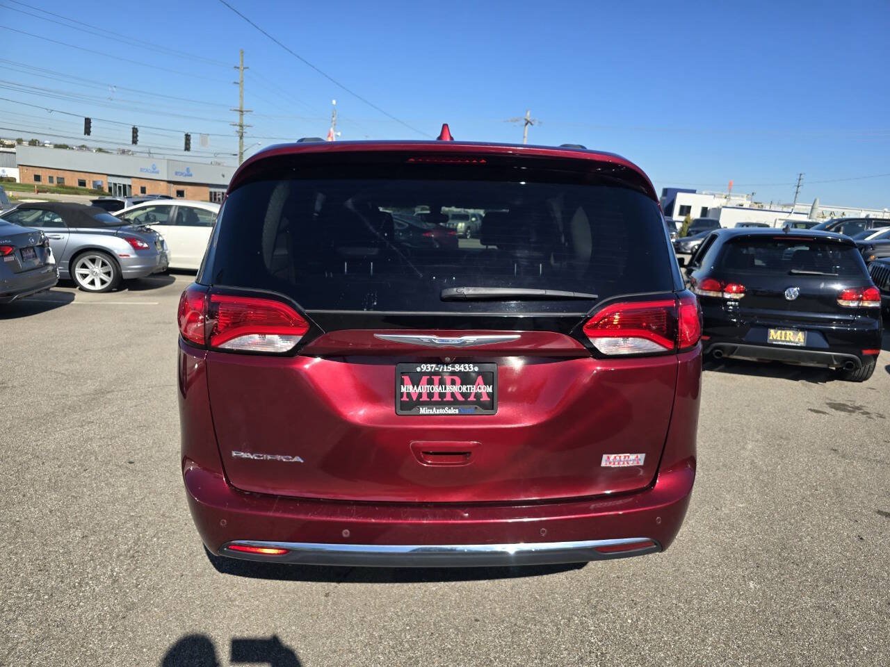 Used 2017 Chrysler Pacifica Touring-L w/ Tire & Wheel Group FWD image 4