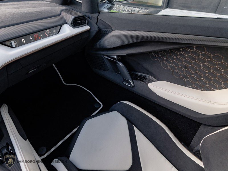 Used 2025 Lamborghini Revuelto image 11