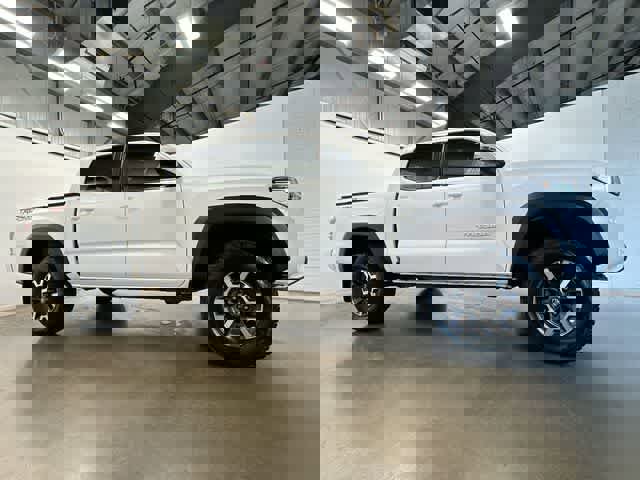 Used 2022 Toyota Tacoma TRD Off-Road w/ Technology Package image 3