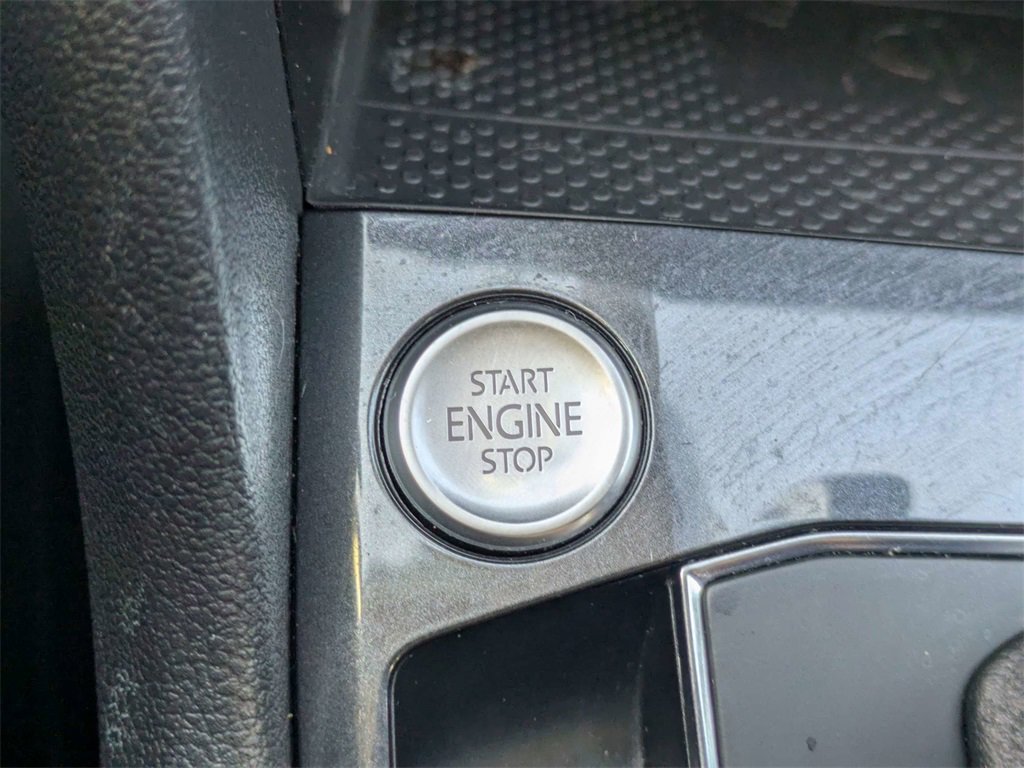 Used 2021 Volkswagen Tiguan SE image 37