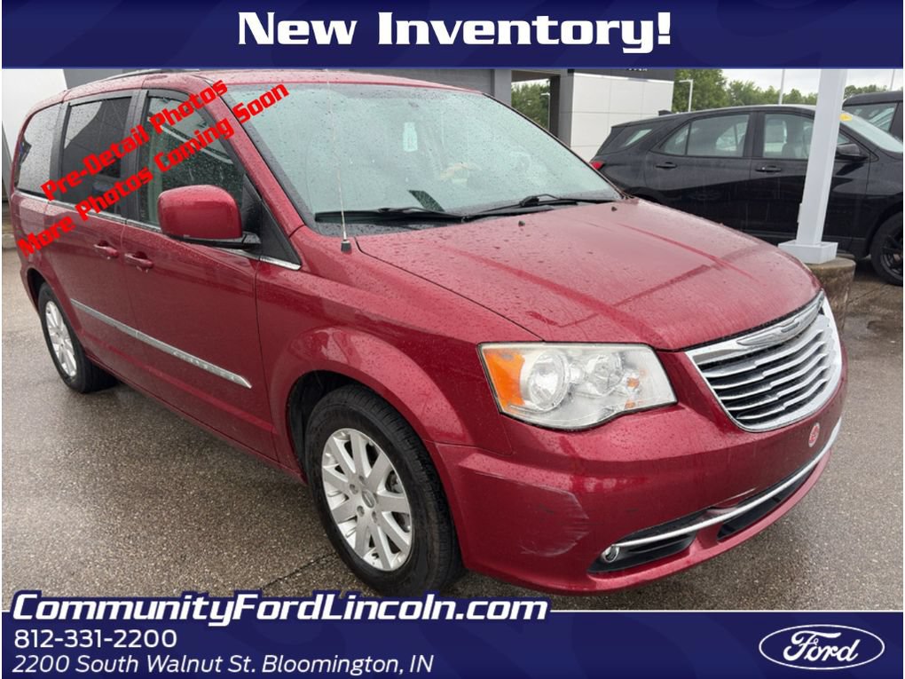 Used 2014 Chrysler Town & Country Touring FWD image 1