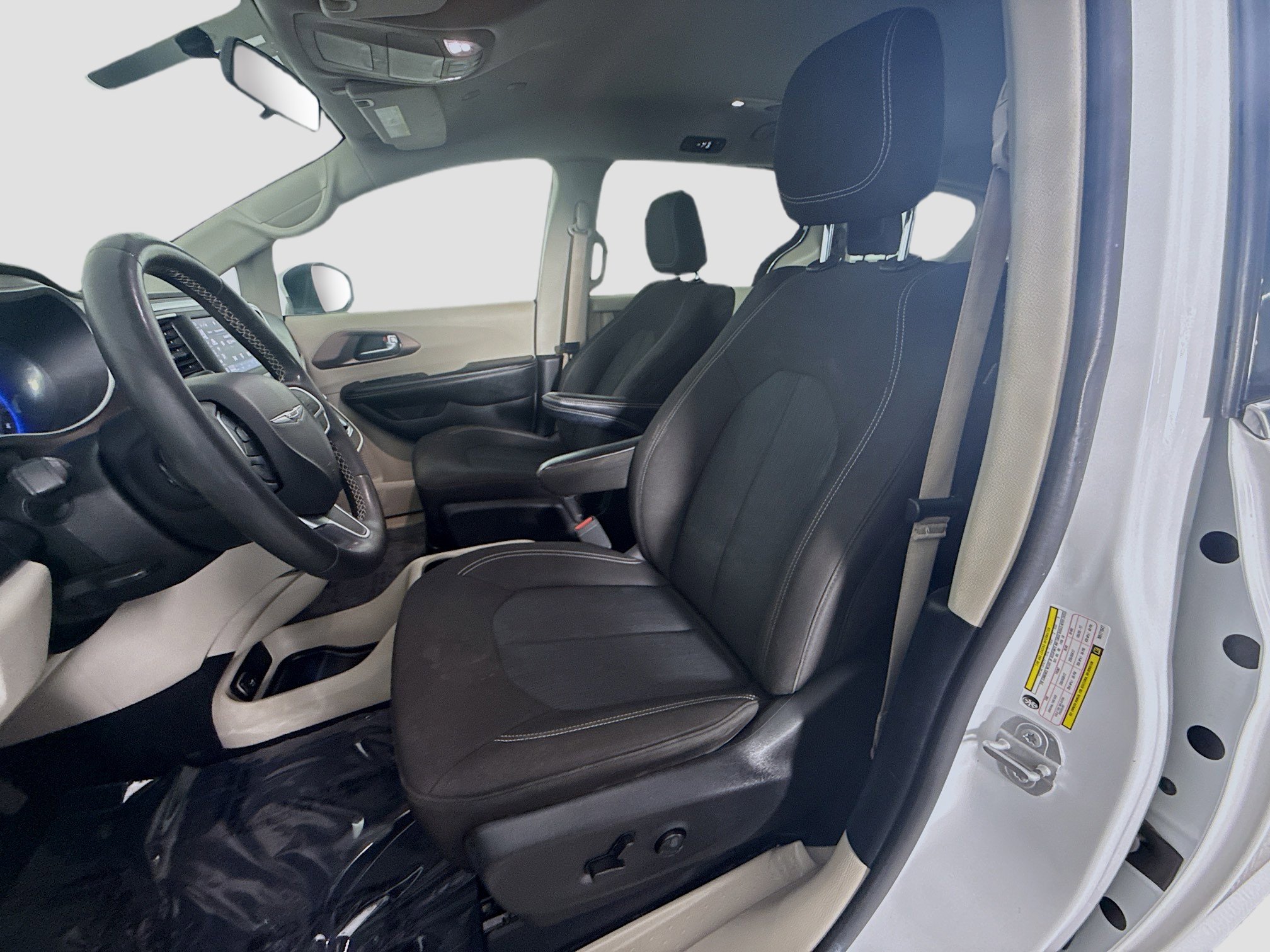 Used 2022 Chrysler Voyager LX FWD image 22