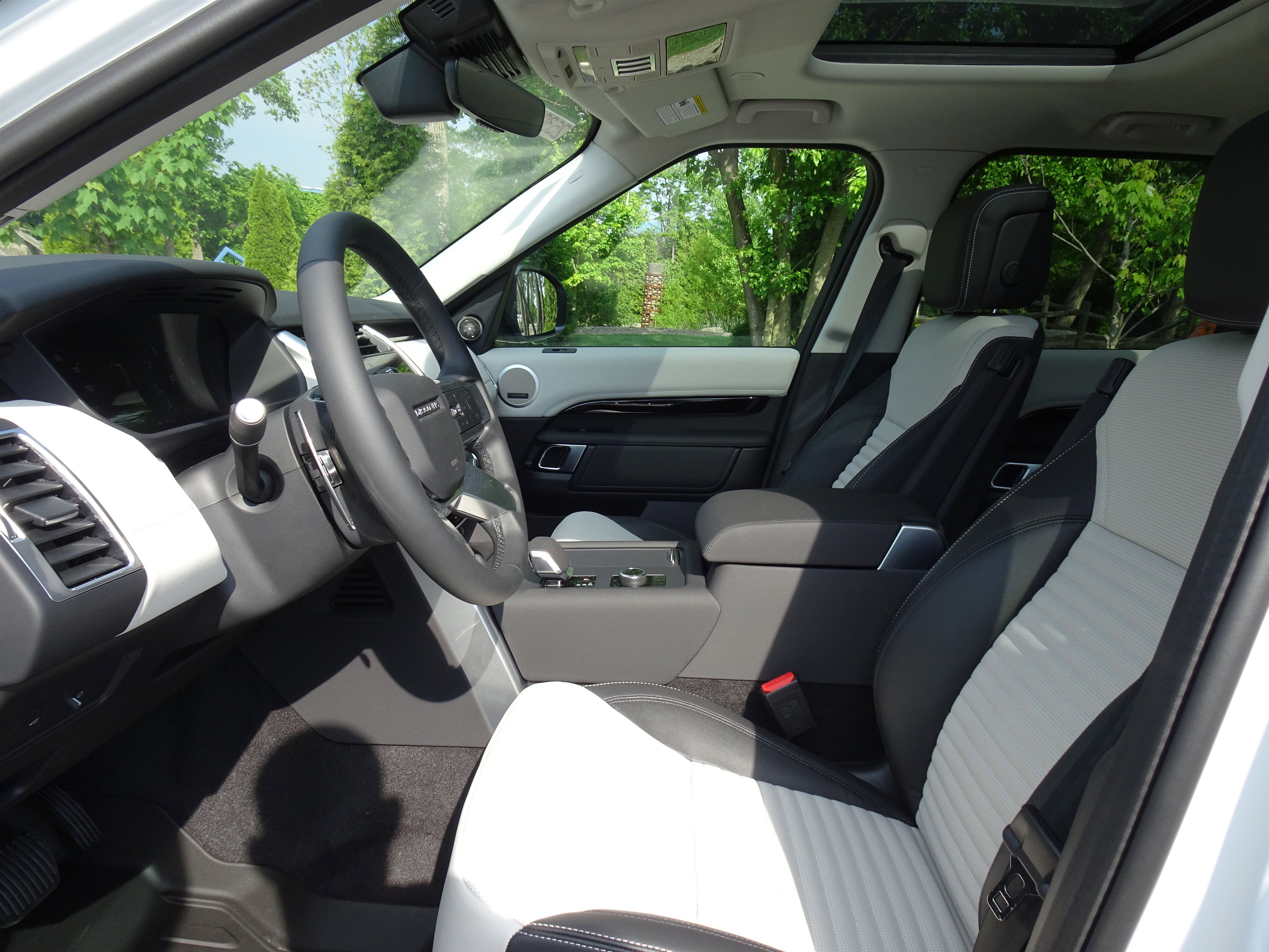 New 2025 Land Rover Discovery S image 2