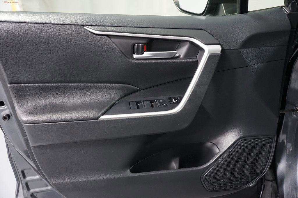 Used 2020 Toyota RAV4 XLE image 29