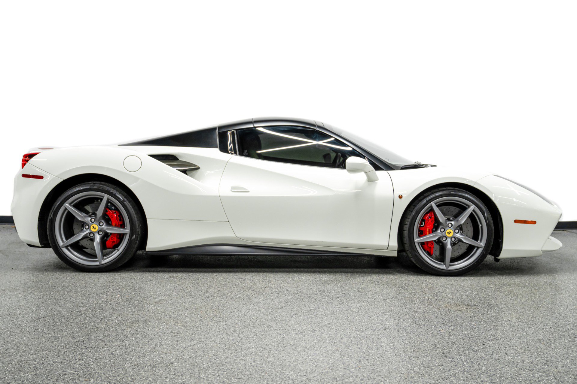 Used 2018 Ferrari 488 Spider image 17