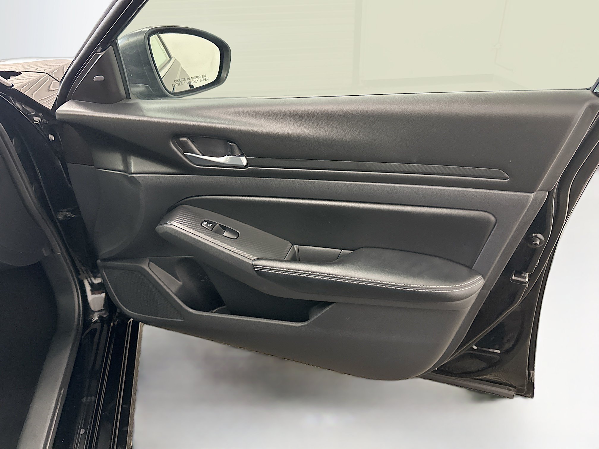 Used 2025 Nissan Altima 2.5 SV FWD image 32