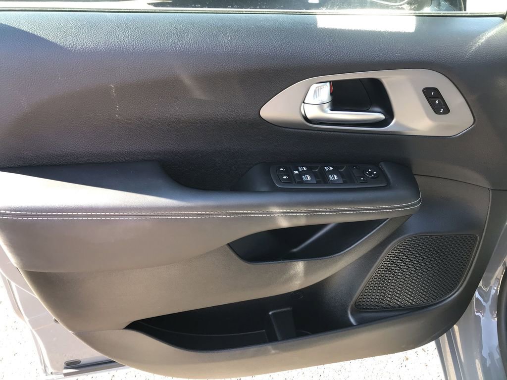 Used 2025 Chrysler Pacifica Select image 13