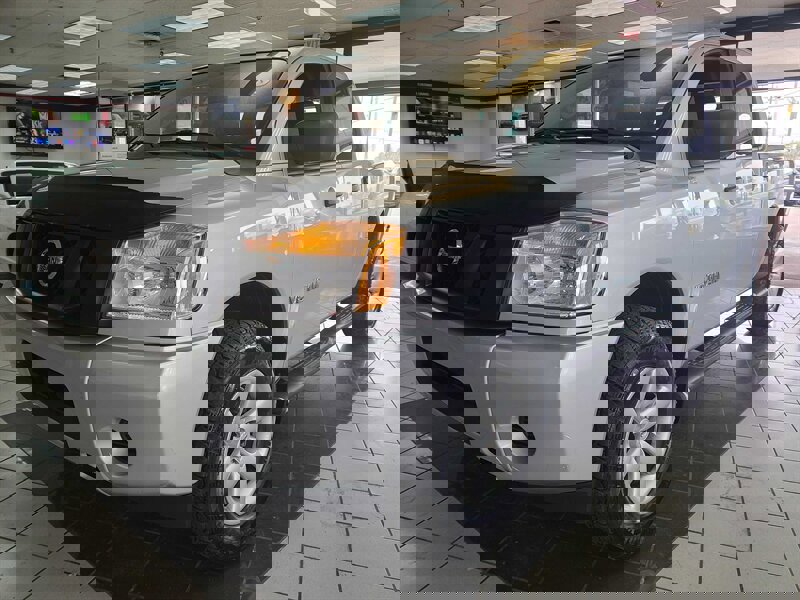 Used 2015 Nissan Titan SV image 2