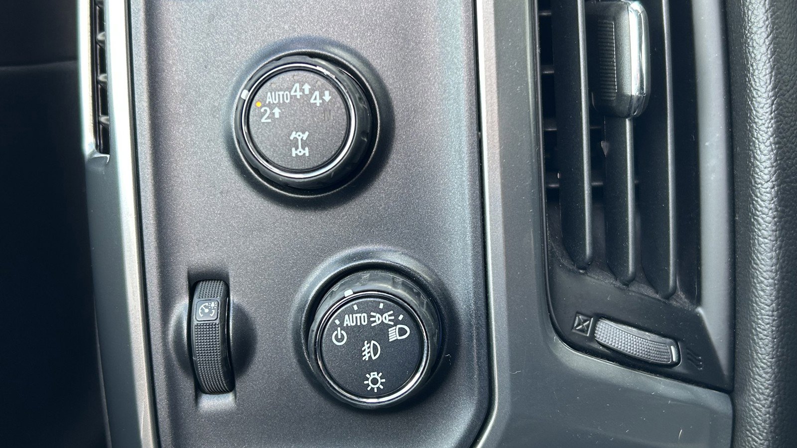 Used 2018 Chevrolet Silverado 1500 LT w/ All Star Edition image 21