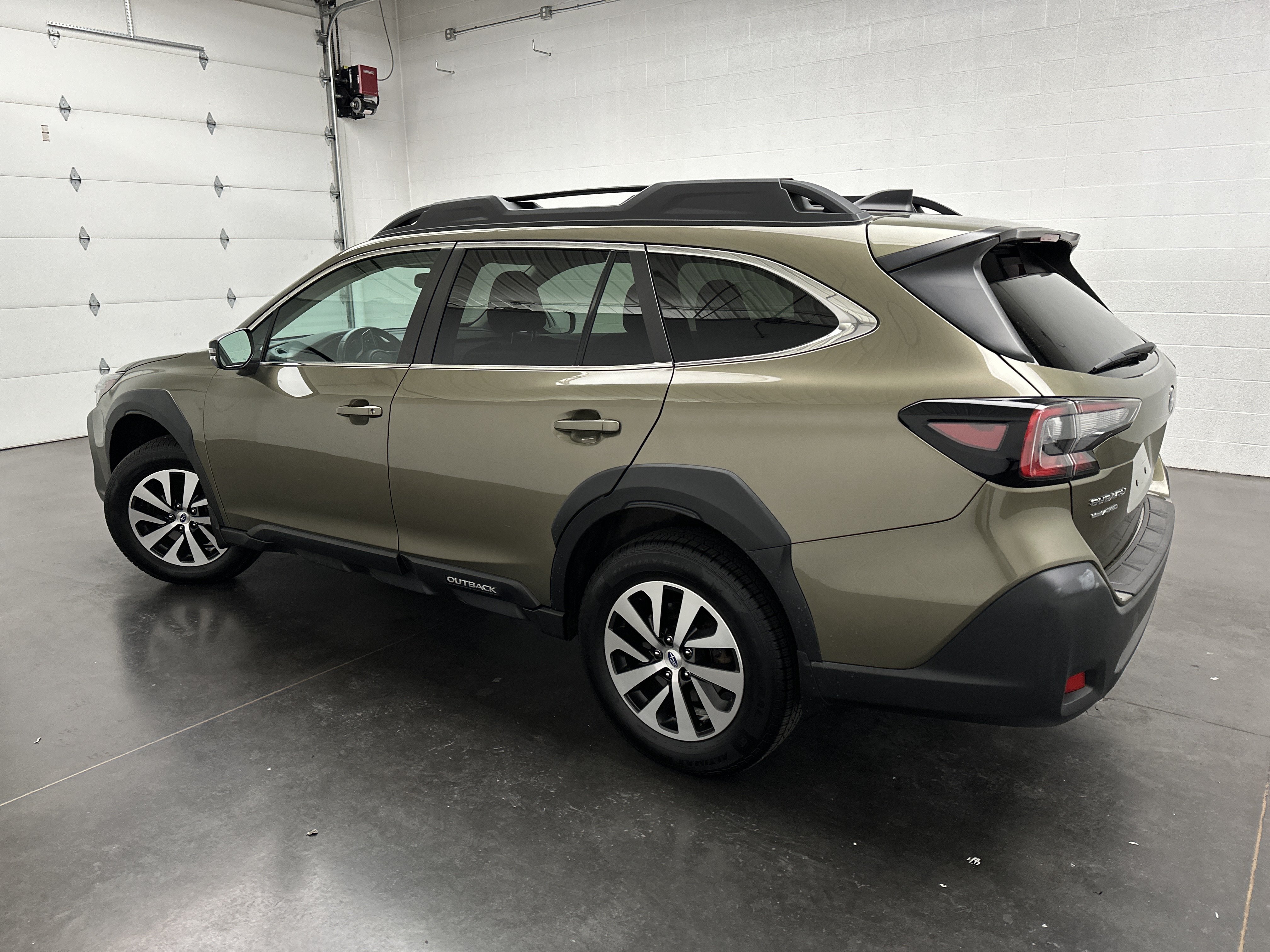 Used 2024 Subaru Outback Premium AWD/4WD image 6