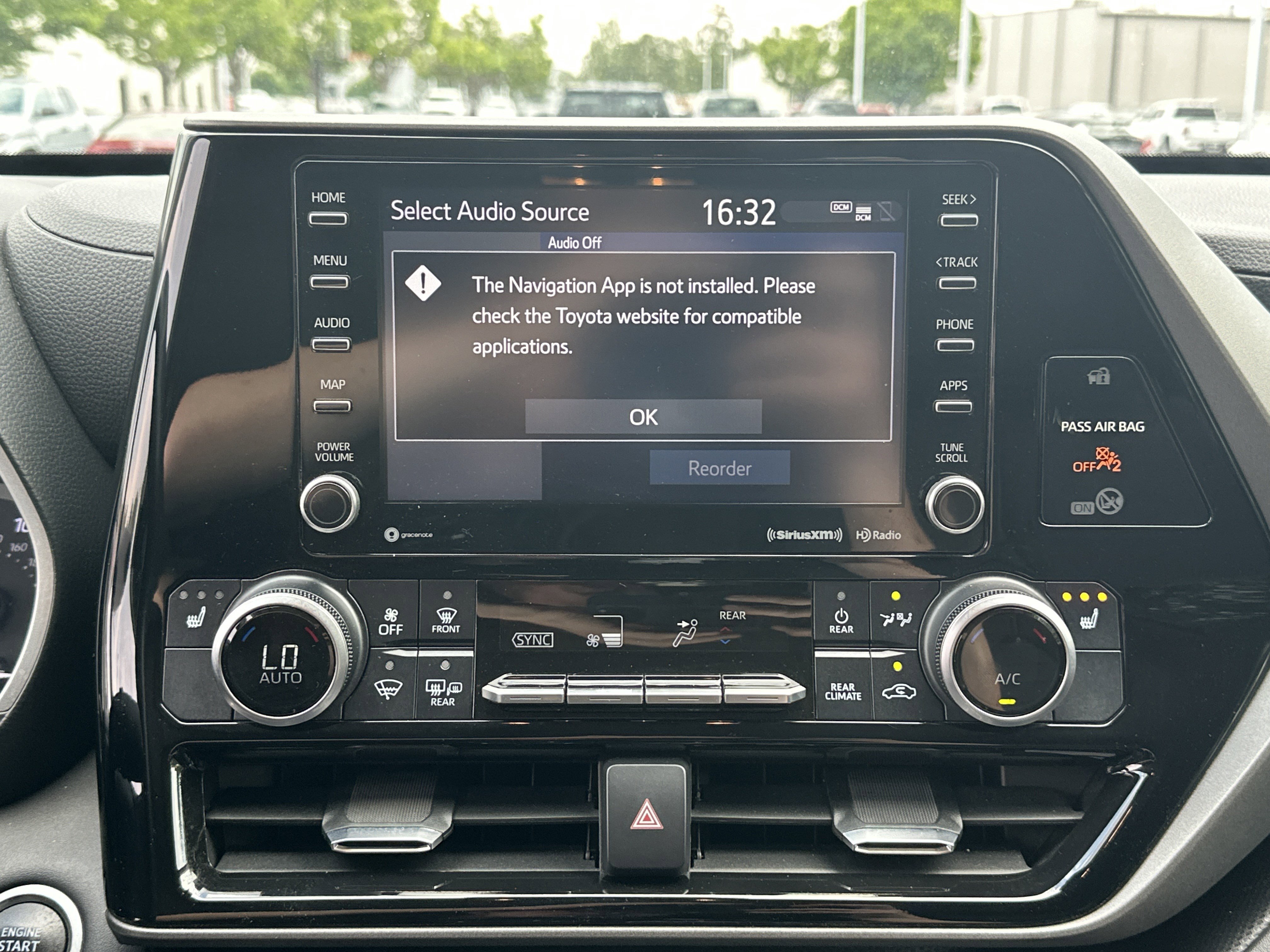 Used 2020 Toyota Highlander XLE AWD/4WD image 24