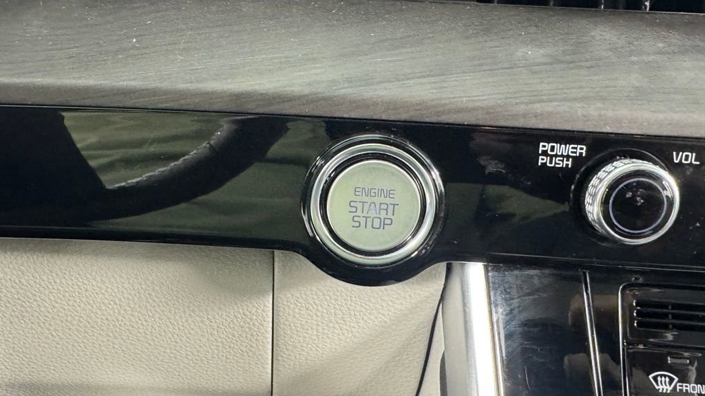 Used 2024 Kia Carnival EX FWD image 25