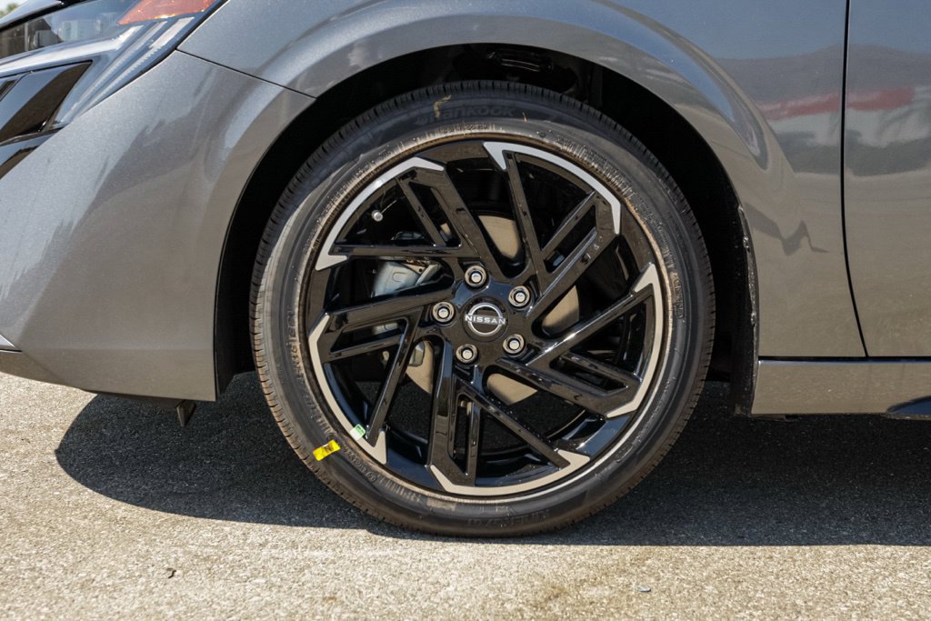 New 2027 Nissan Sentra SR w/ Floor Mat Package FWD image 12