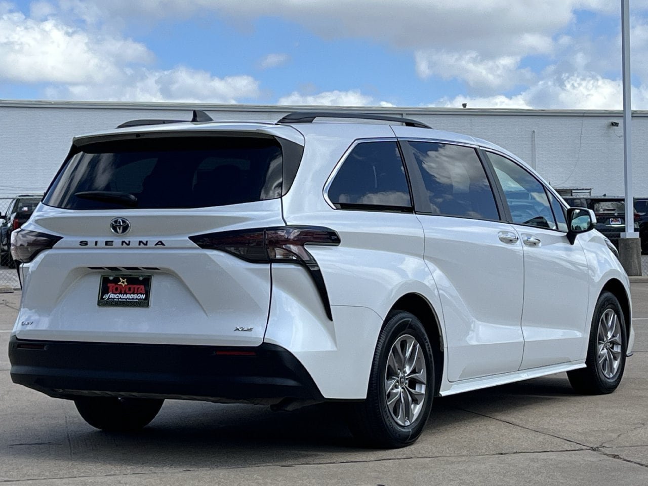 Used 2025 Toyota Sienna XLE FWD image 4