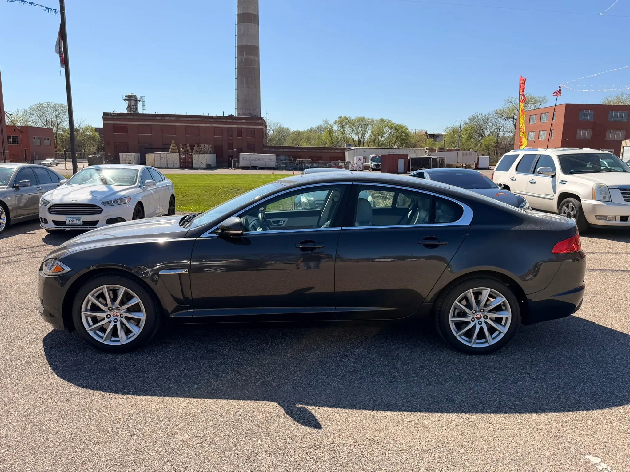 Used 2015 Jaguar XF Premium RWD image 3