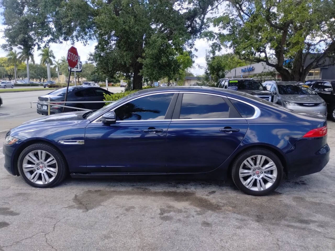 Used 2017 Jaguar XF Premium RWD image 20