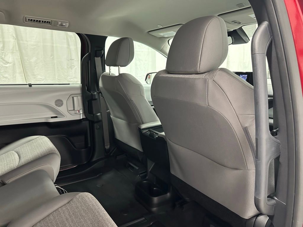 Used 2025 Toyota Sienna LE image 56