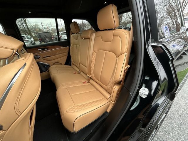 Used 2023 Jeep Grand Cherokee Summit AWD/4WD image 23