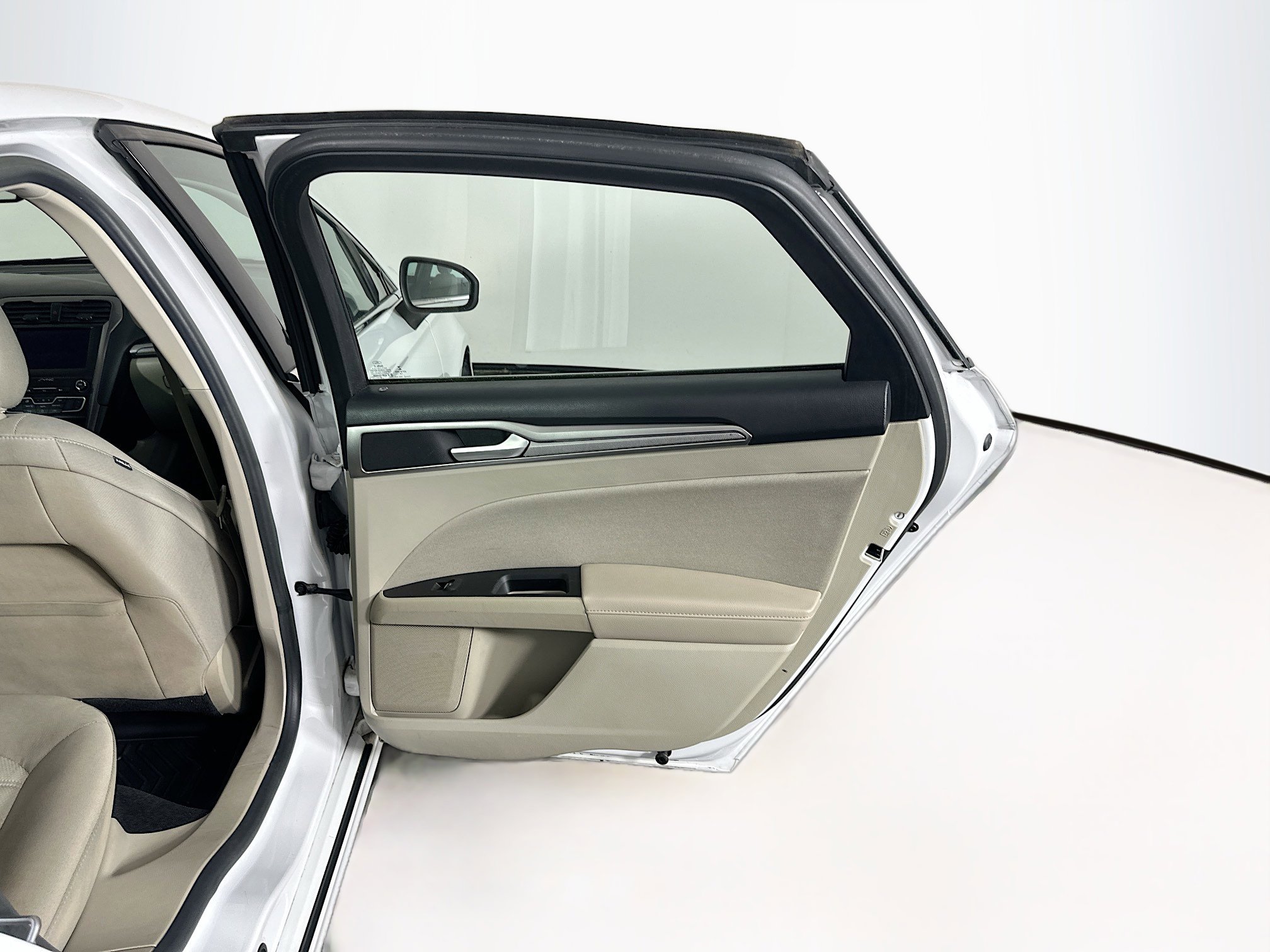 Used 2019 Ford Fusion SE FWD image 28