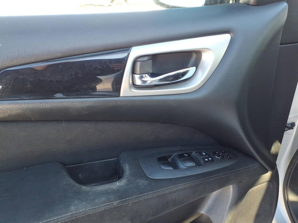 Used 2015 Nissan Pathfinder S image 14