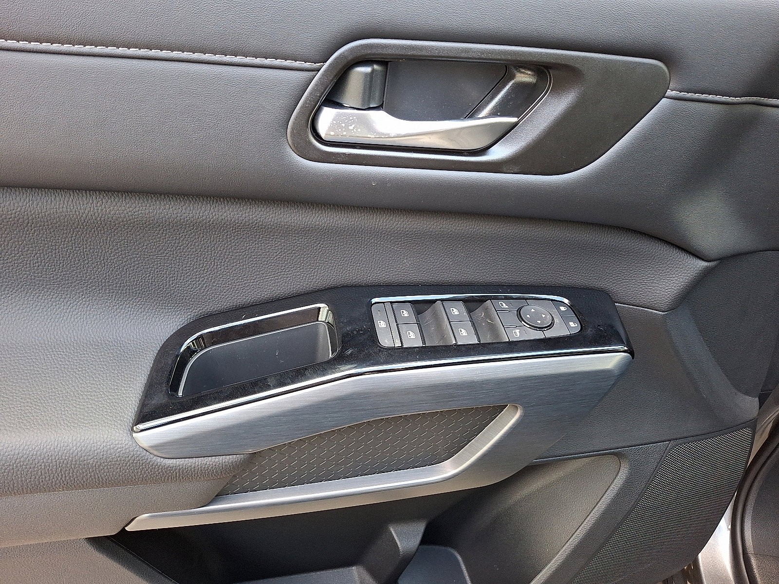 New 2025 Nissan Pathfinder SL image 8