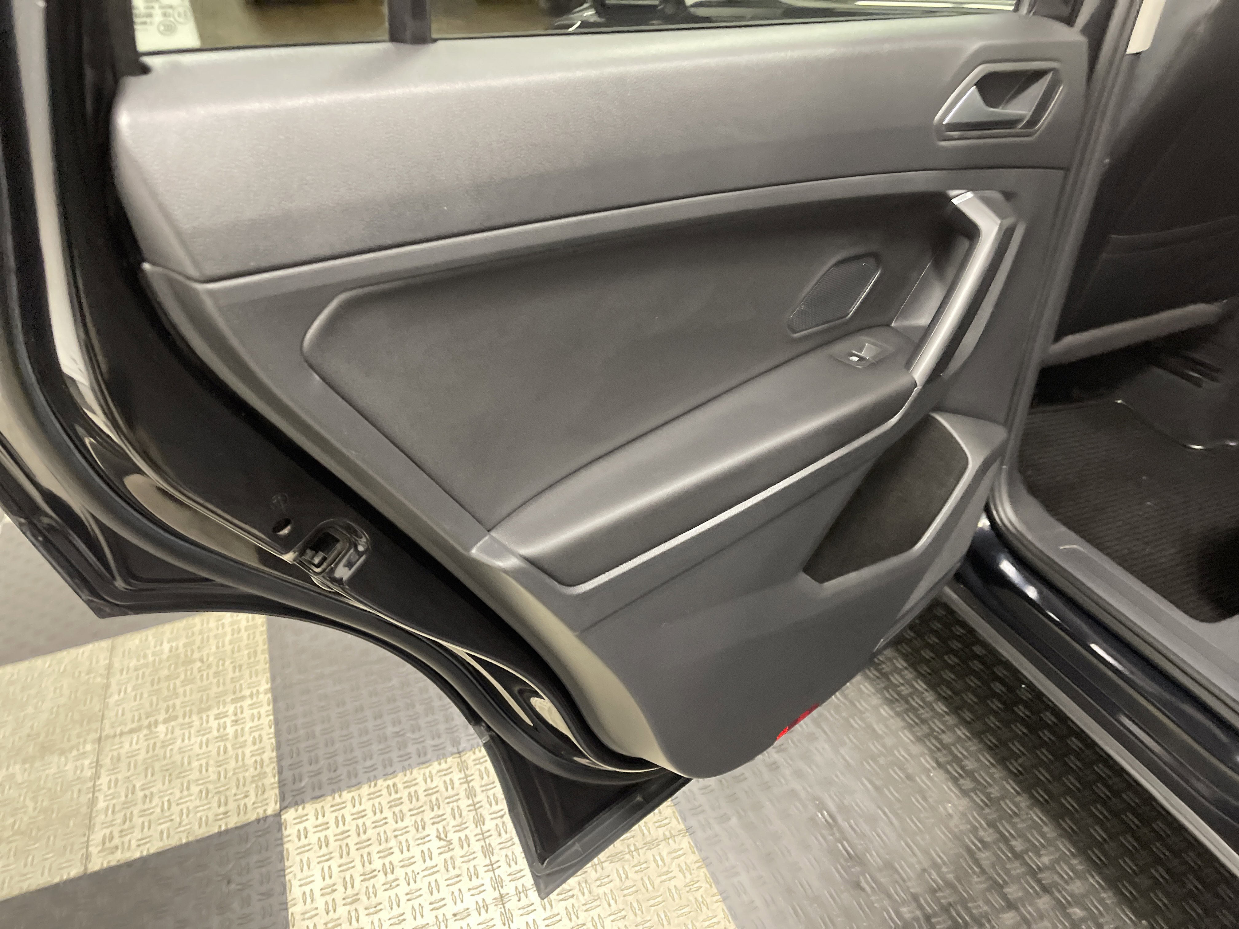 Used 2021 Volkswagen Tiguan SE image 15