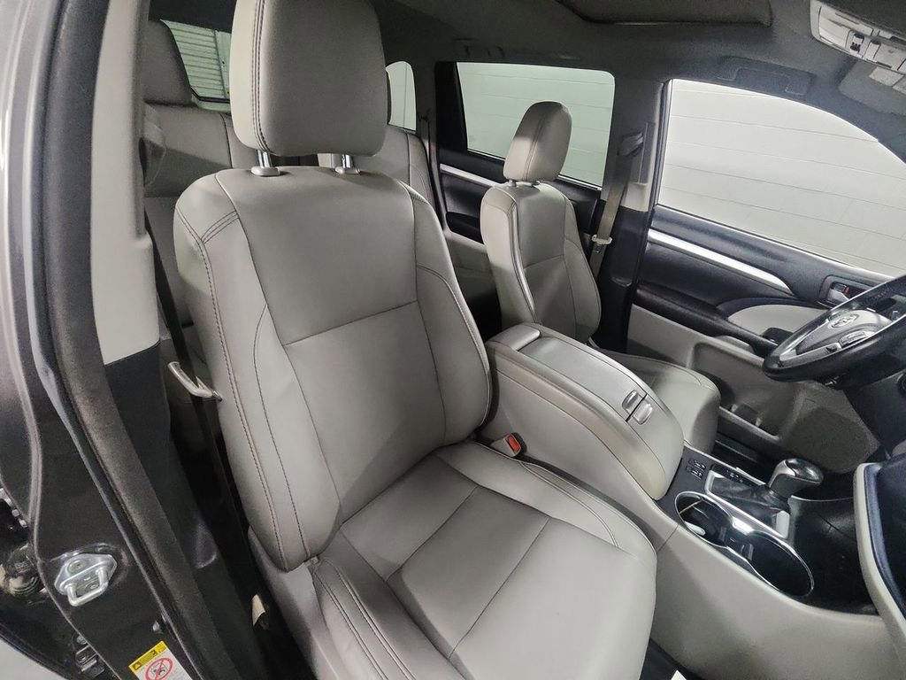 Used 2017 Toyota Highlander XLE image 27