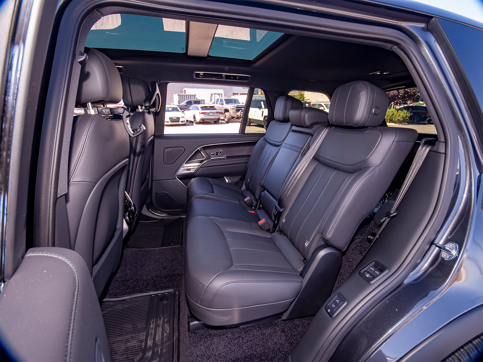 New 2027 Land Rover Range Rover Long Wheelbase SE AWD/4WD image 46