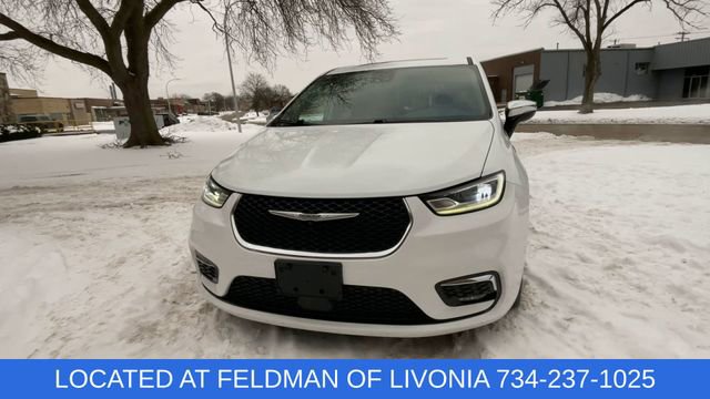 Used 2023 Chrysler Pacifica Limited image 3