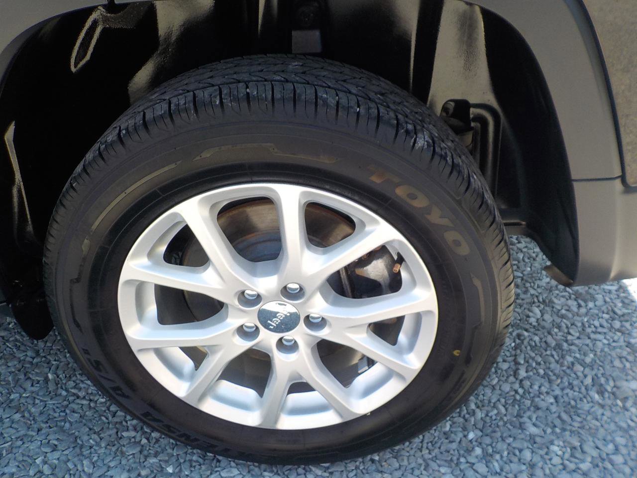Used 2017 Jeep Cherokee Sport FWD image 28