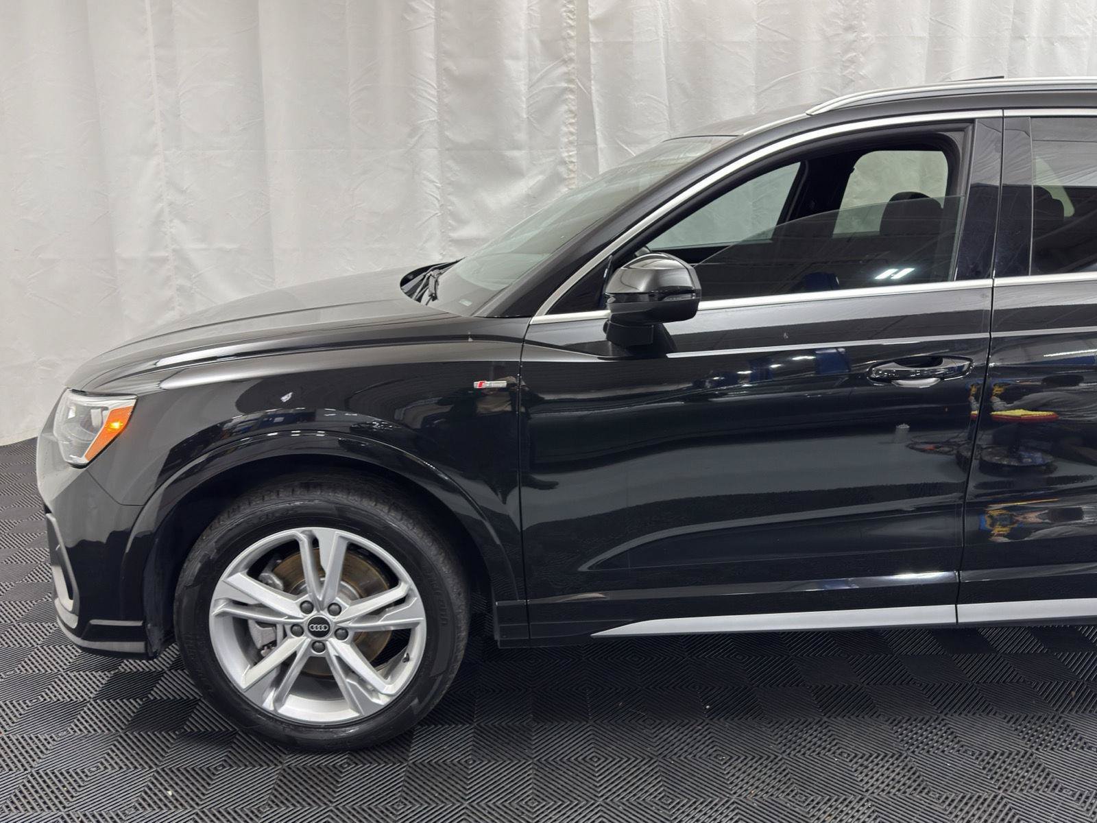 Used 2022 Audi Q3 2.0T Premium w/ Convenience Package AWD/4WD image 2