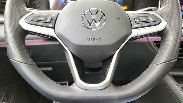 Used 2025 Volkswagen Tiguan SE R-Line image 41