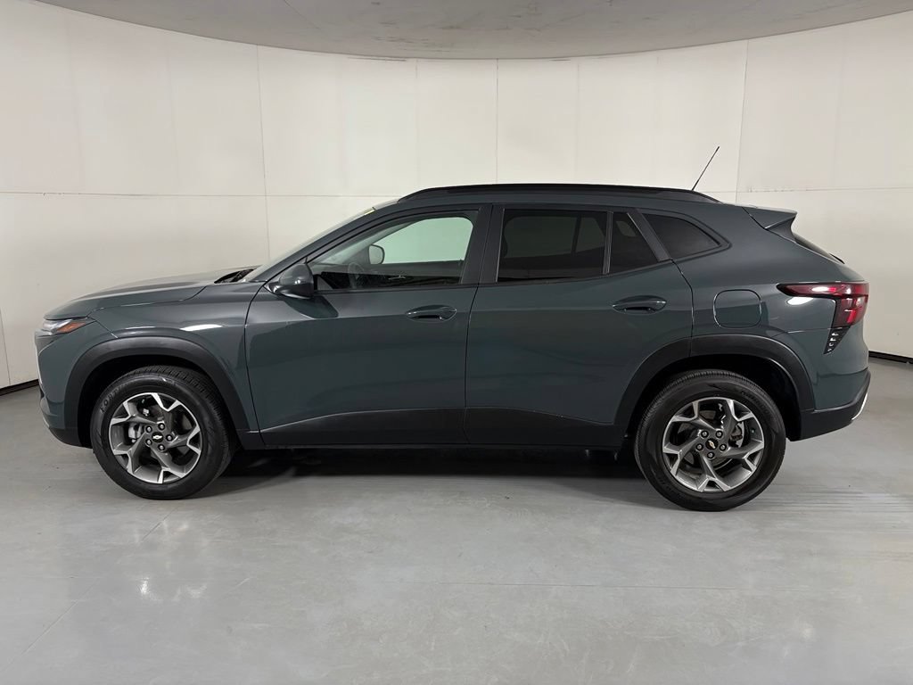 Used 2025 Chevrolet Trax LT FWD image 5