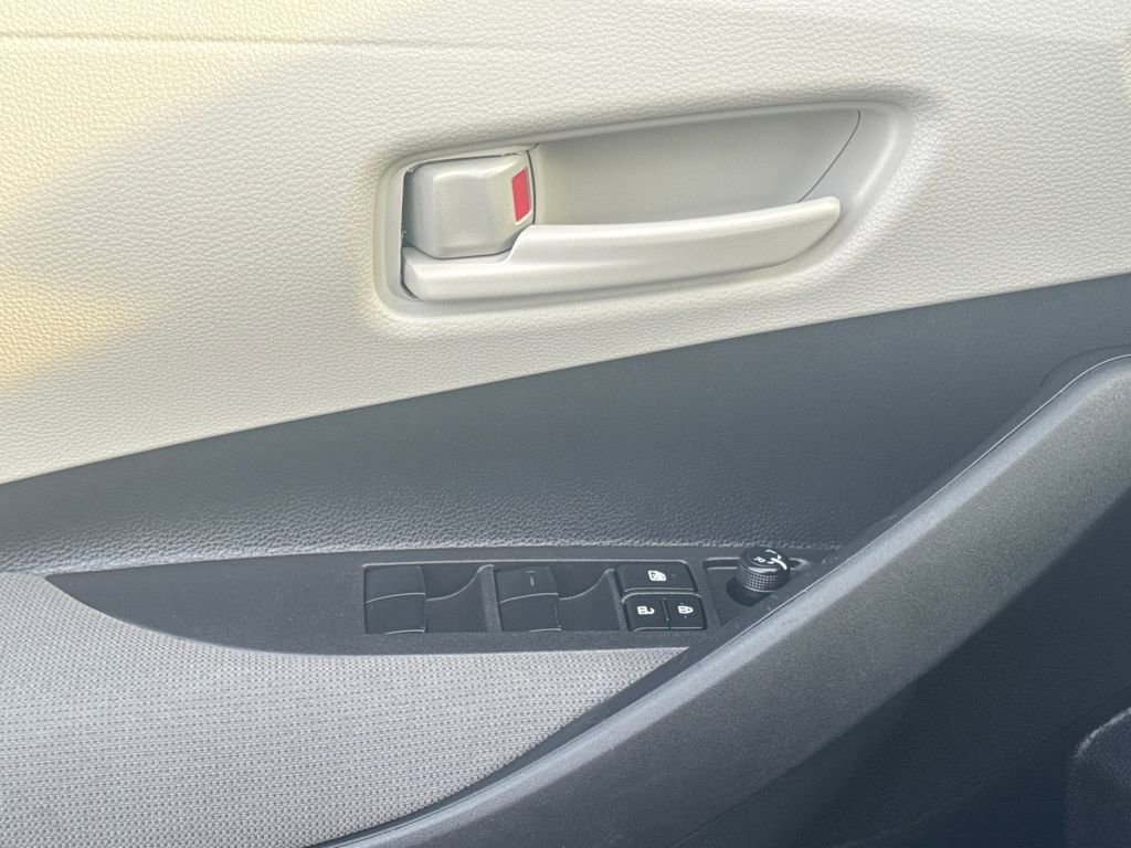 Used 2025 Toyota Corolla LE image 34
