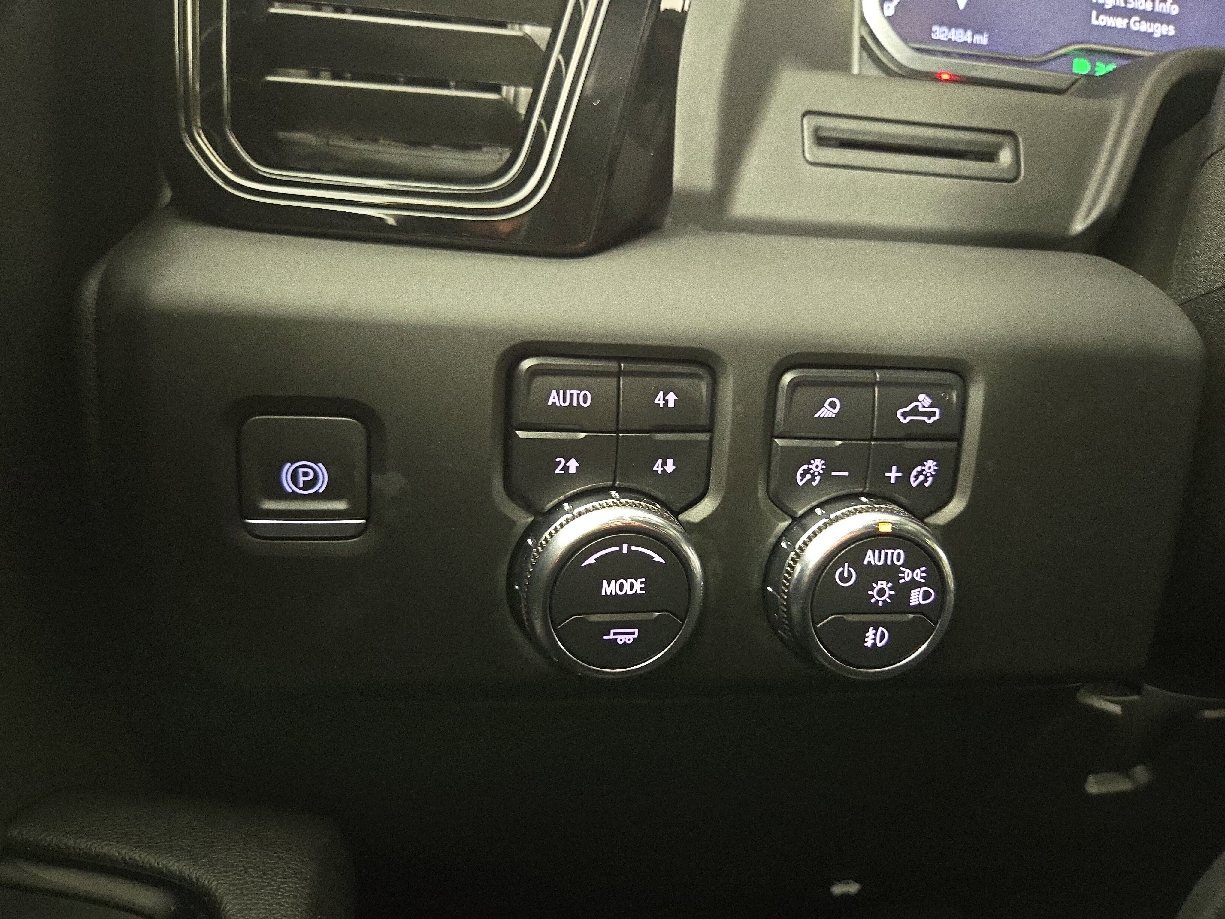 Used 2024 GMC Sierra 2500 AT4 w/ AT4 Preferred Package image 32