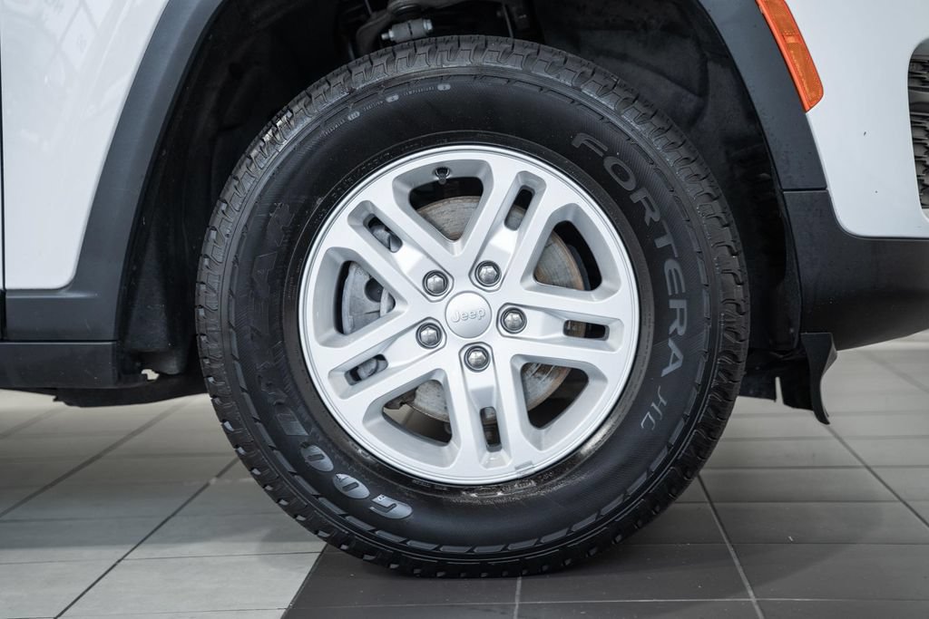 Certified 2023 Jeep Grand Cherokee Laredo w/ Luxury Tech Group I AWD/4WD image 15