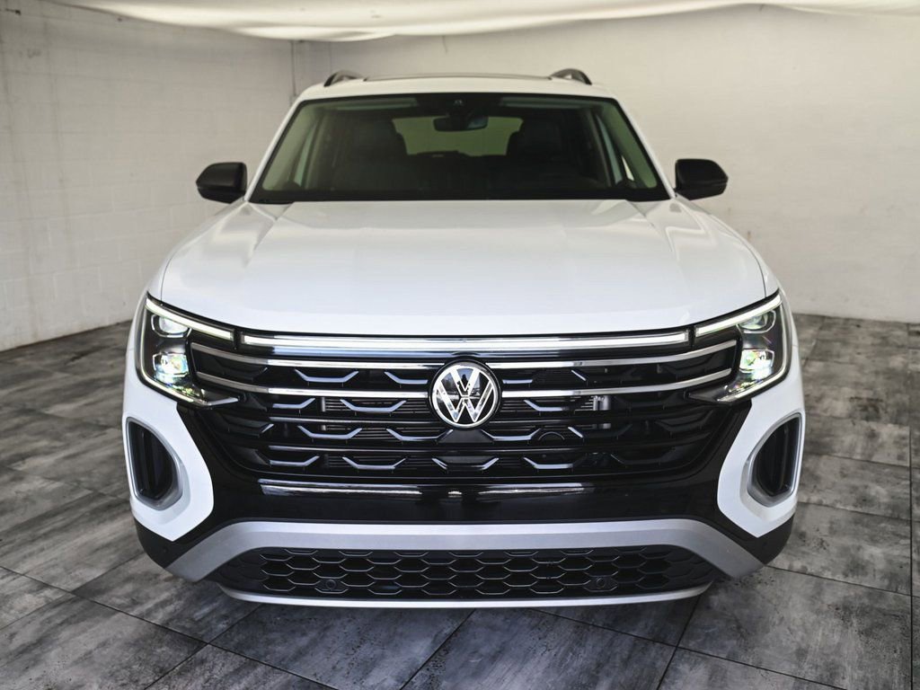 Used 2025 Volkswagen Atlas Peak Edition SE AWD/4WD image 2