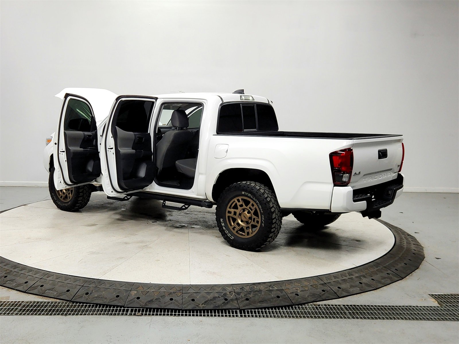 Used 2023 Toyota Tacoma SR image 13