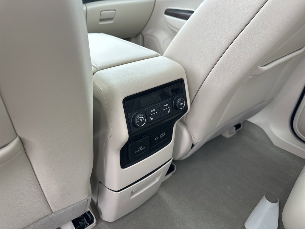 Used 2023 GMC Acadia Denali image 37