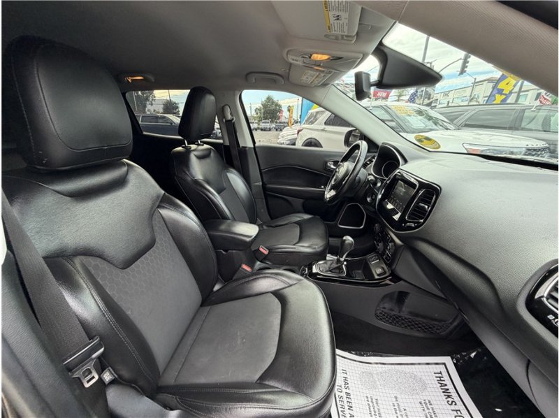 Used 2019 Jeep Compass Latitude FWD image 30