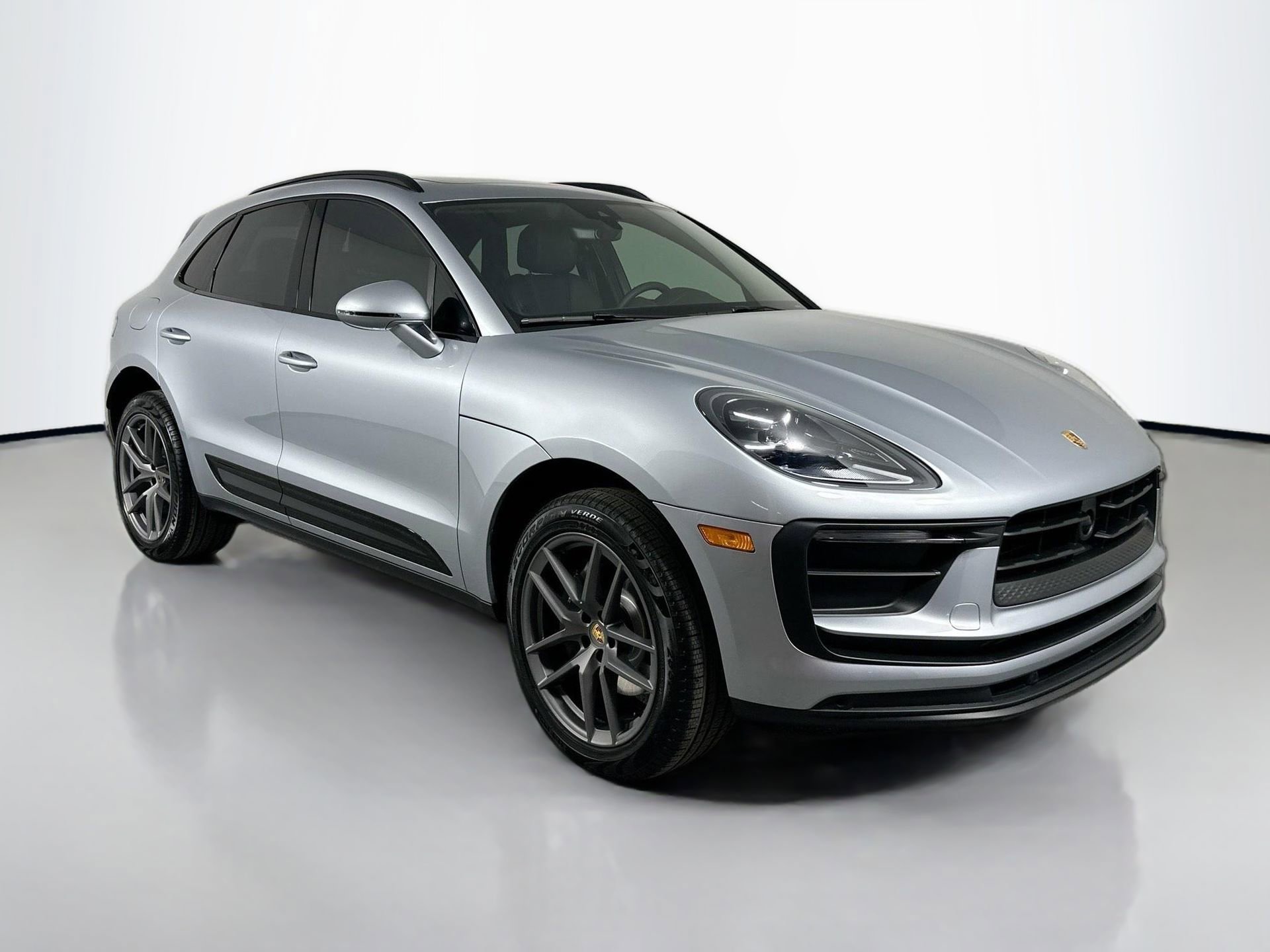 Certified 2025 Porsche Macan image 9
