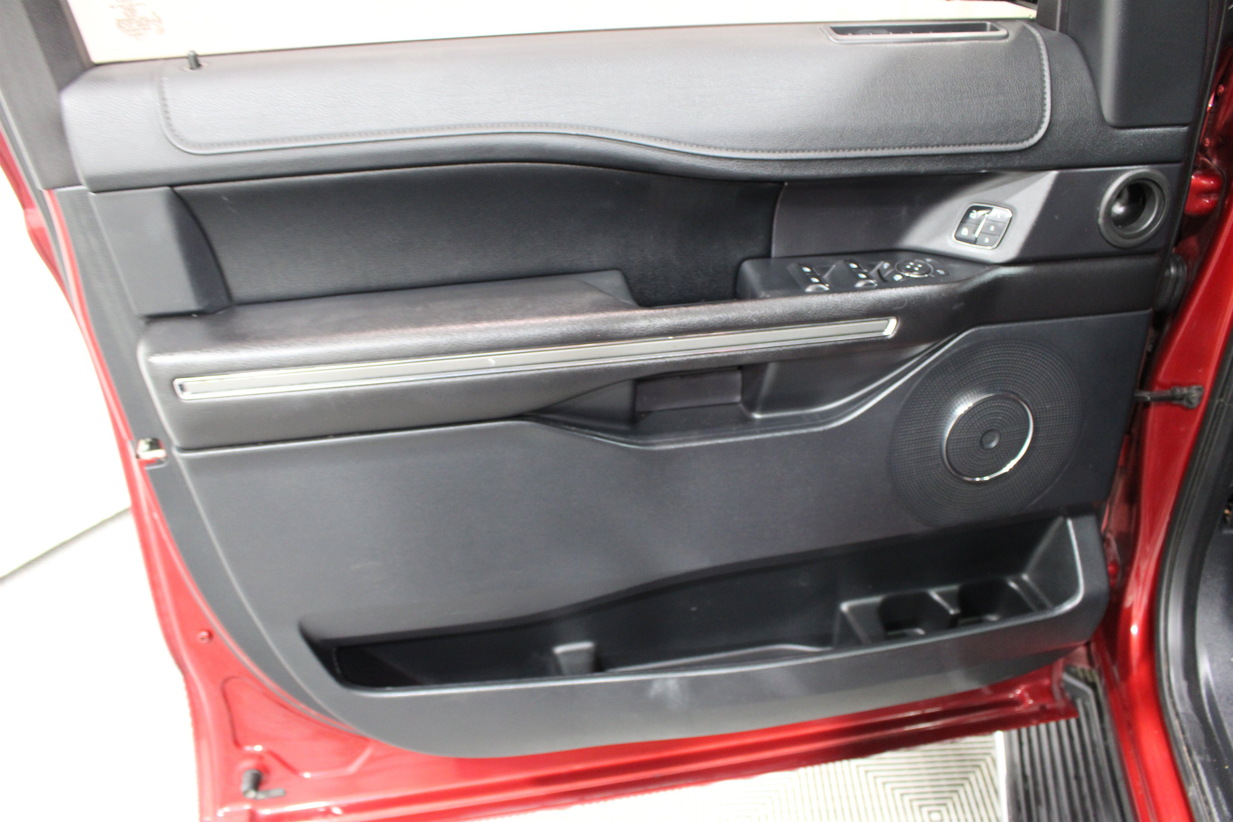 Used 2018 Ford Expedition XLT w/ Equipment Group 202A AWD/4WD image 6