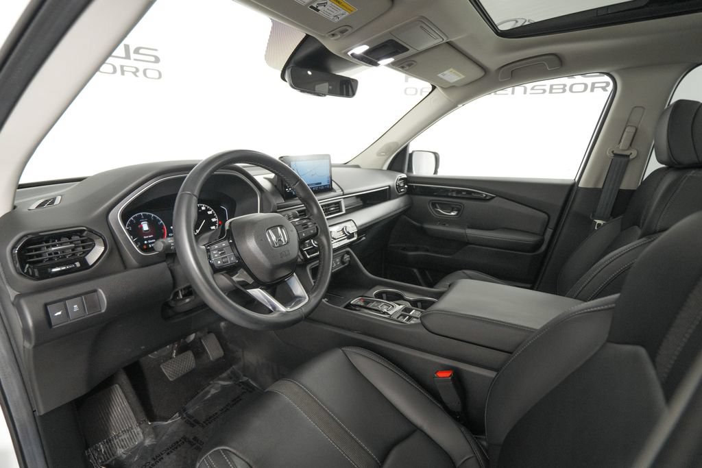 Used 2025 Honda Pilot Touring image 10