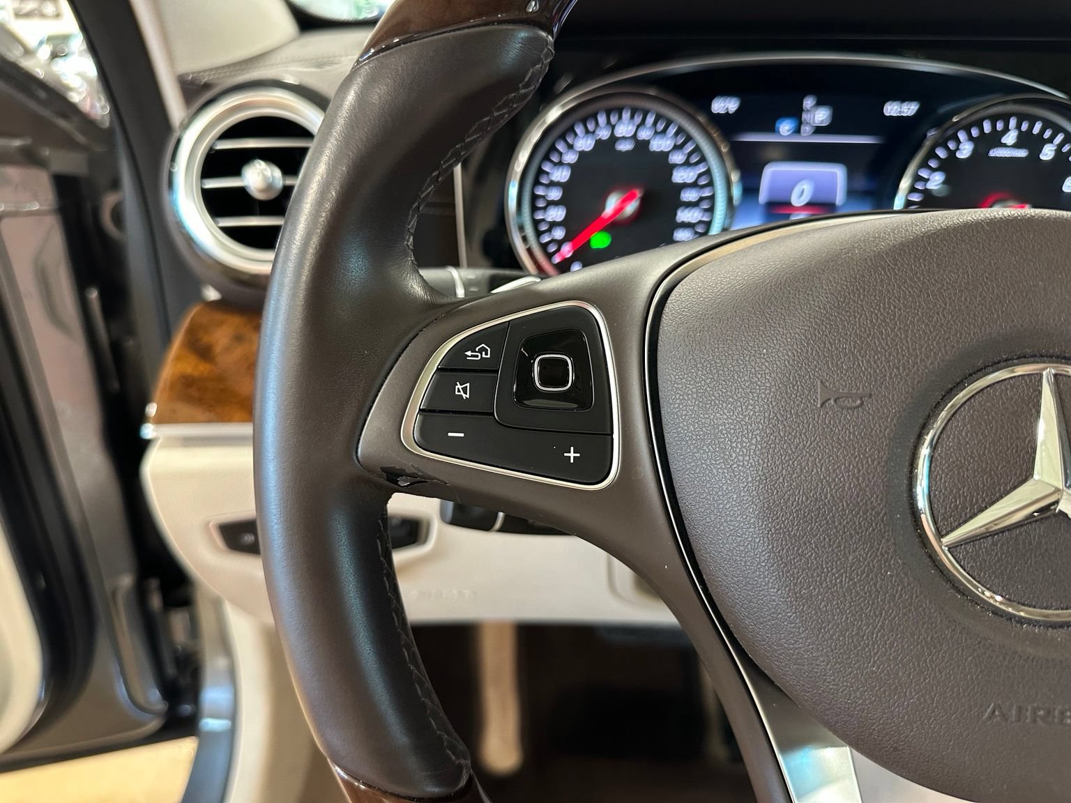 Used 2017 Mercedes-Benz E 300 image 18