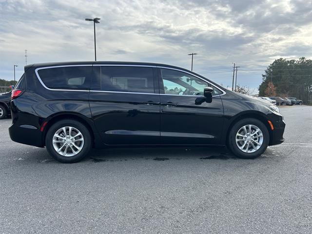 New 2026 Chrysler Pacifica Select image 4