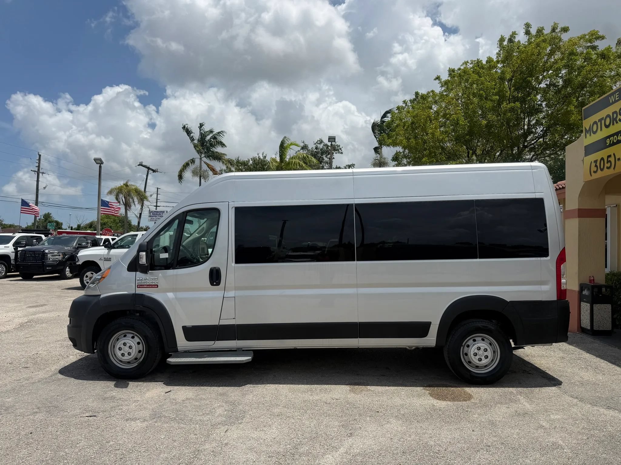 Used 2020 RAM ProMaster 2500 w/ Premium Appearance Group FWD image 3