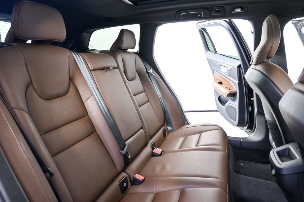 Certified 2025 Volvo V60 B5 Cross Country Plus image 23